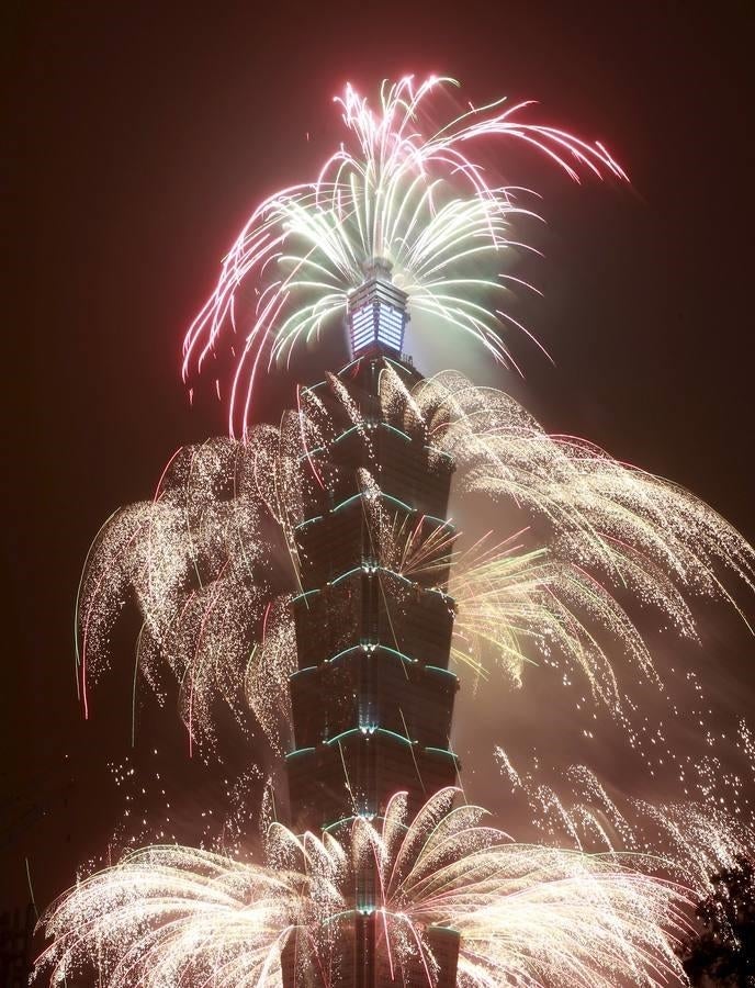 Fuegos artificiales para celebrar el Año Nuevo en el rascacielos más alto de Taipéi, en Taiwán. 