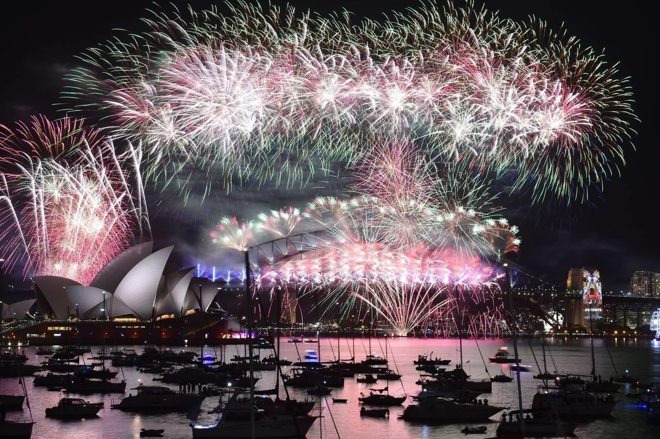 Fuegos artificiales en la celebración del Año Nuevo en la Ópera de Sídney, en Australia. 