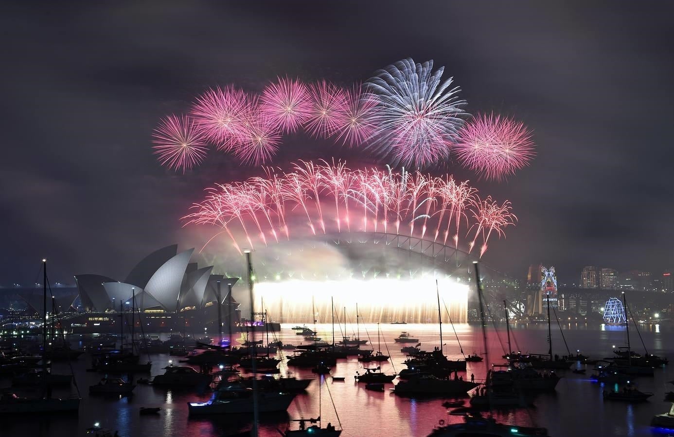 Fuegos artificiales en la celebración del Año Nuevo en la Ópera de Sídney, en Australia. 