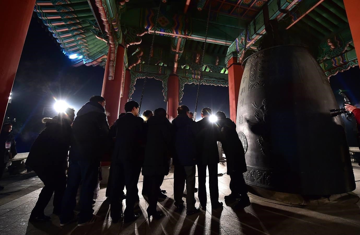 Un grupo de surcoreanos celebra el Año Nuevo en el parque de Imjingak, en Paju. 