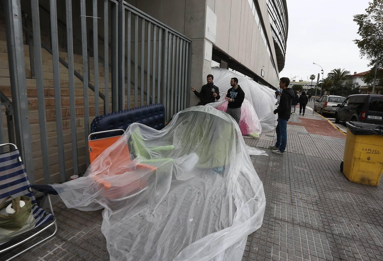 Los primeros en la cola para las entradas del Falla 2016