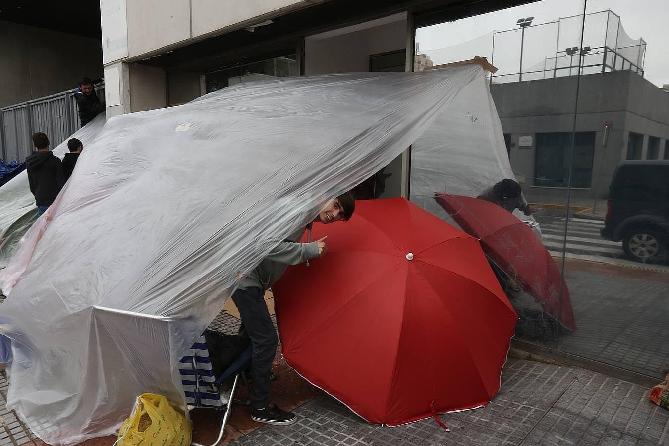 Los primeros en la cola para las entradas del Falla 2016