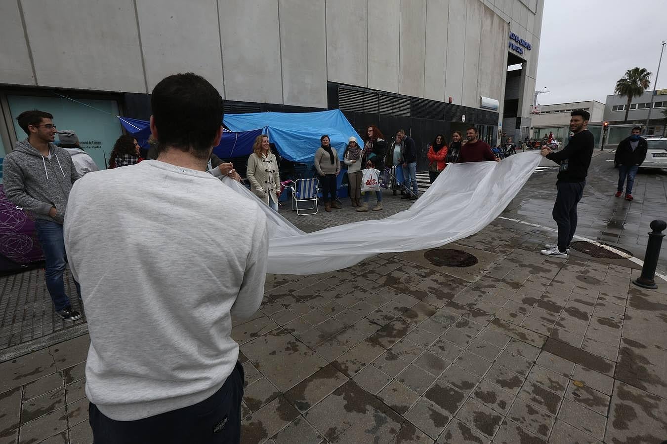 Los primeros en la cola para las entradas del Falla 2016