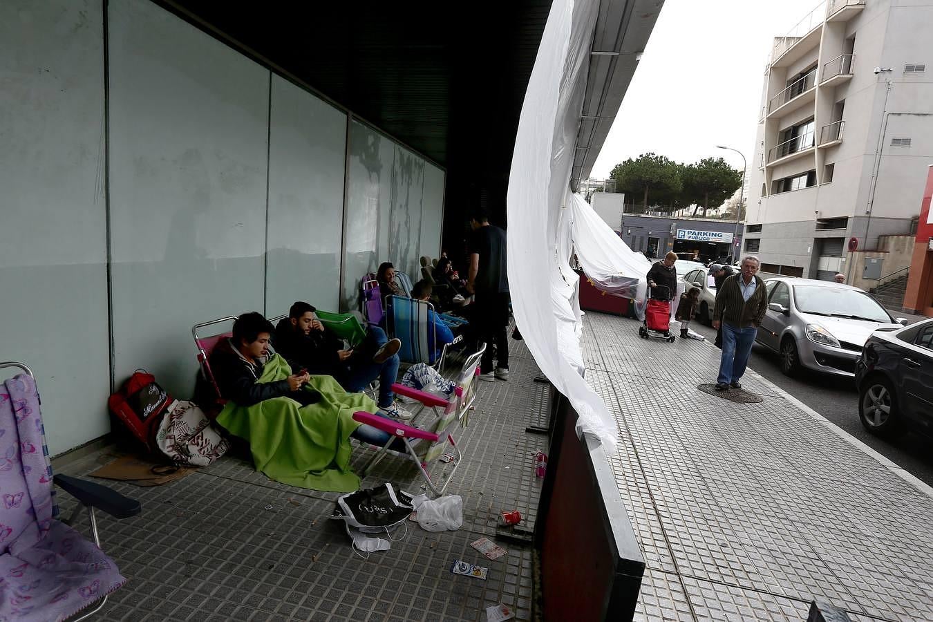 Los primeros en la cola para las entradas del Falla 2016