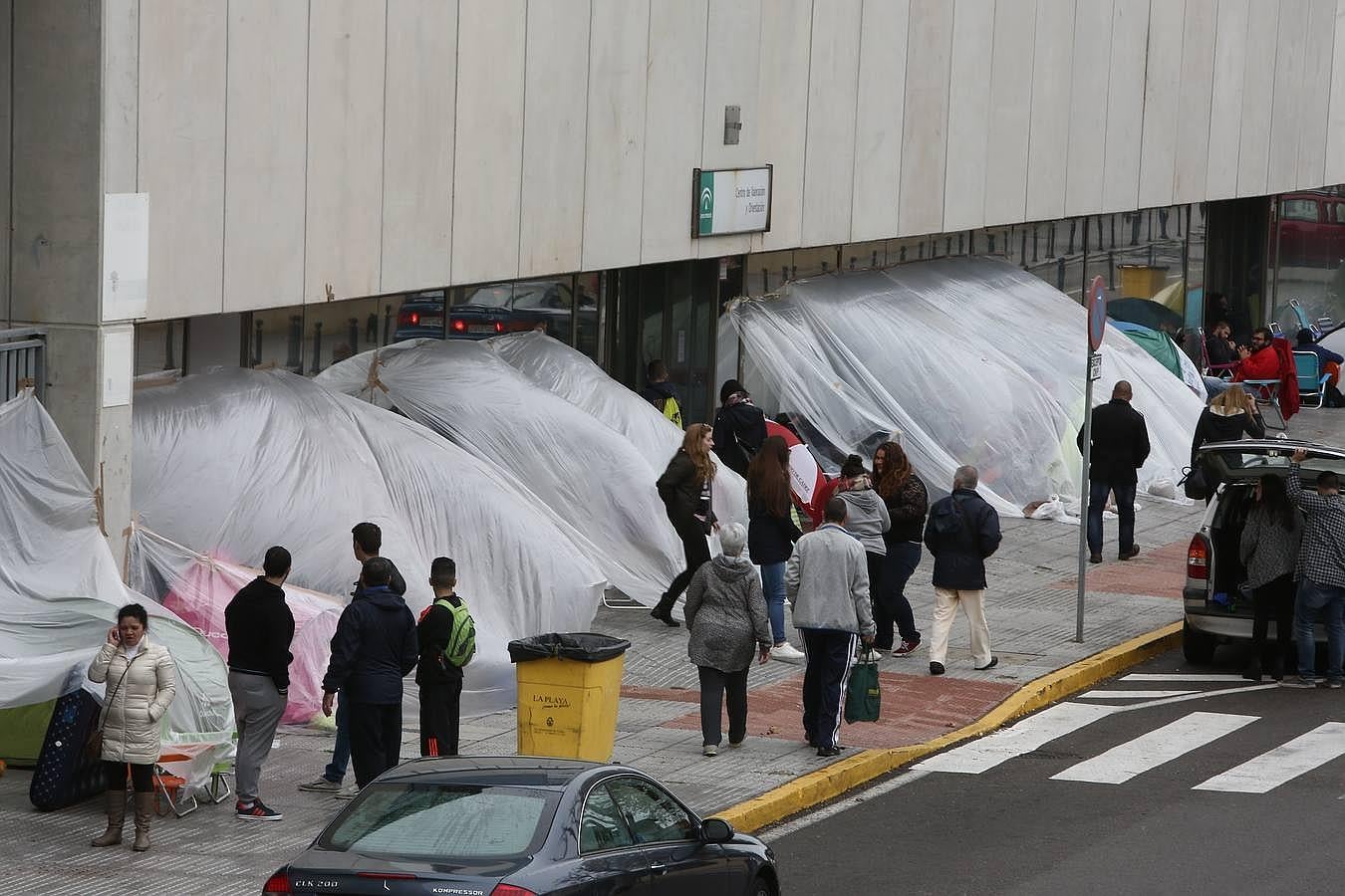 Los primeros en la cola para las entradas del Falla 2016