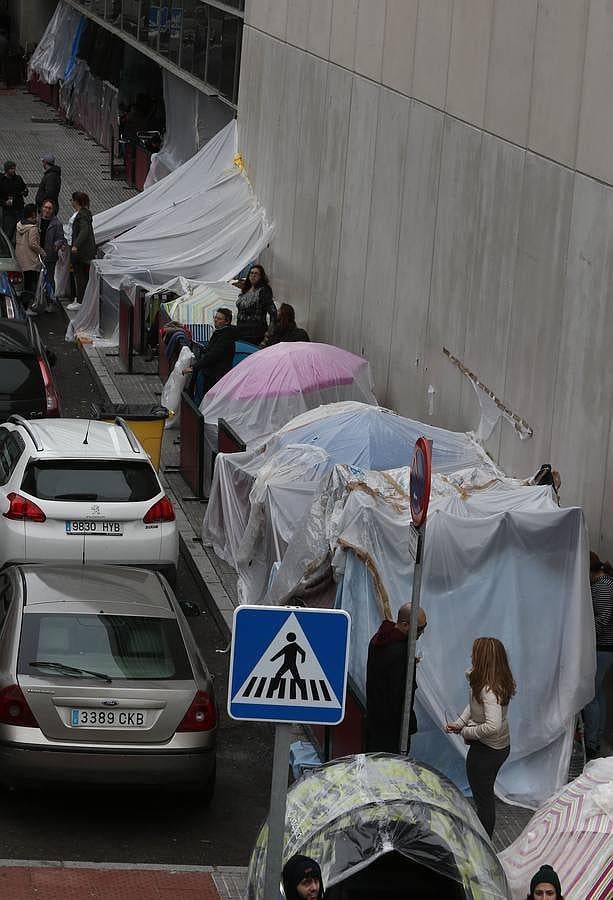 Los primeros en la cola para las entradas del Falla 2016