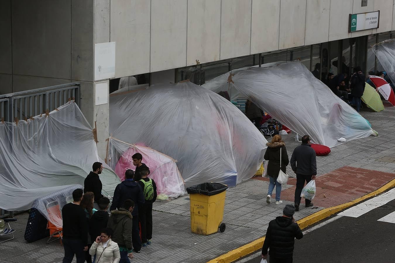 Los primeros en la cola para las entradas del Falla 2016