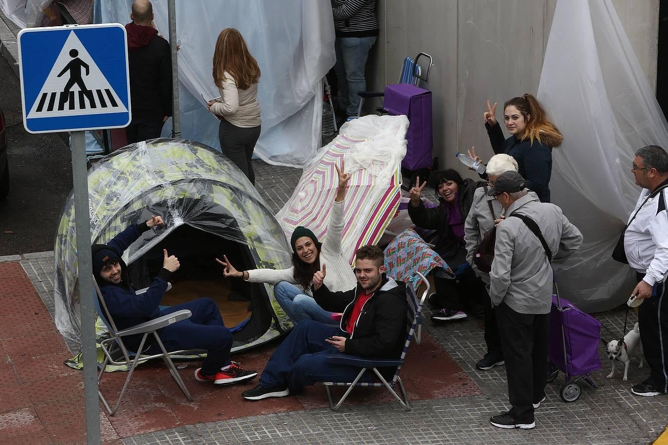 Los primeros en la cola para las entradas del Falla 2016