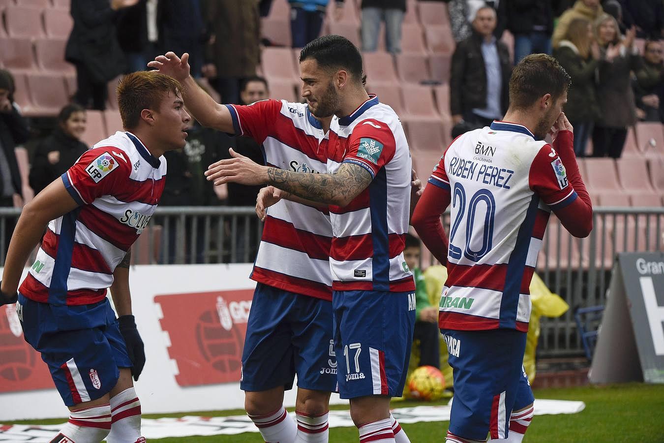 Al Sevilla (2-1) se le atraganta el Granada y sigue sin saber lo que es ganar fuera de casa