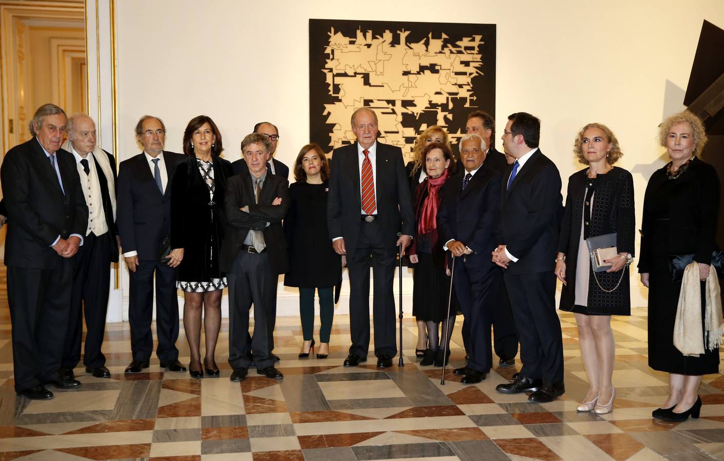 El rey Juan Carlos junto a la vicepresidenta del Gobierno, Soraya Sáenz de Santamaría (7i), durante la inauguración de la exposición «Arte Contemporáneo en Palacio: Pintura y Escultura en las Colecciones Reales», una muestra compuesta por 41 cuadros y tres esculturas procedentes de las Colecciones Reales que se exhiben en el Palacio Real. 