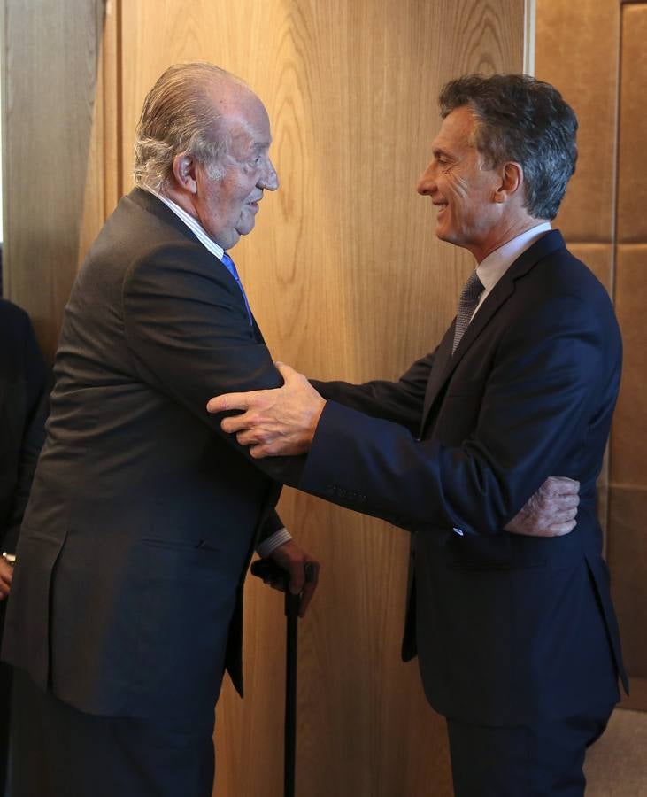 El presidente electo de Argentina, Mauricio Macri, saluda al rey Juan Carlos momentos antes del encuentro celebrado en la sede del Gobierno de la ciudad autónoma de Buenos Aires. El rey Juan Carlos se trasladó a la capital argentina para asistir a la investidura presidencial de Macri a principios de diciembre de 2015. 