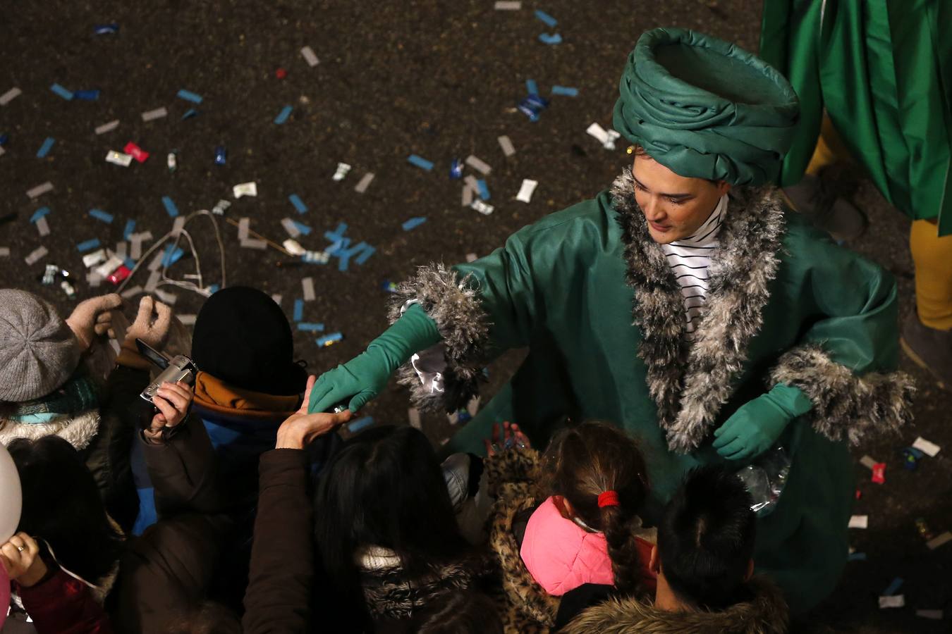 11. Un paje reparte caramelos durante la cabalgata de los Reyes Magos que ha recorrido el paseo de la Castellana de Madrid