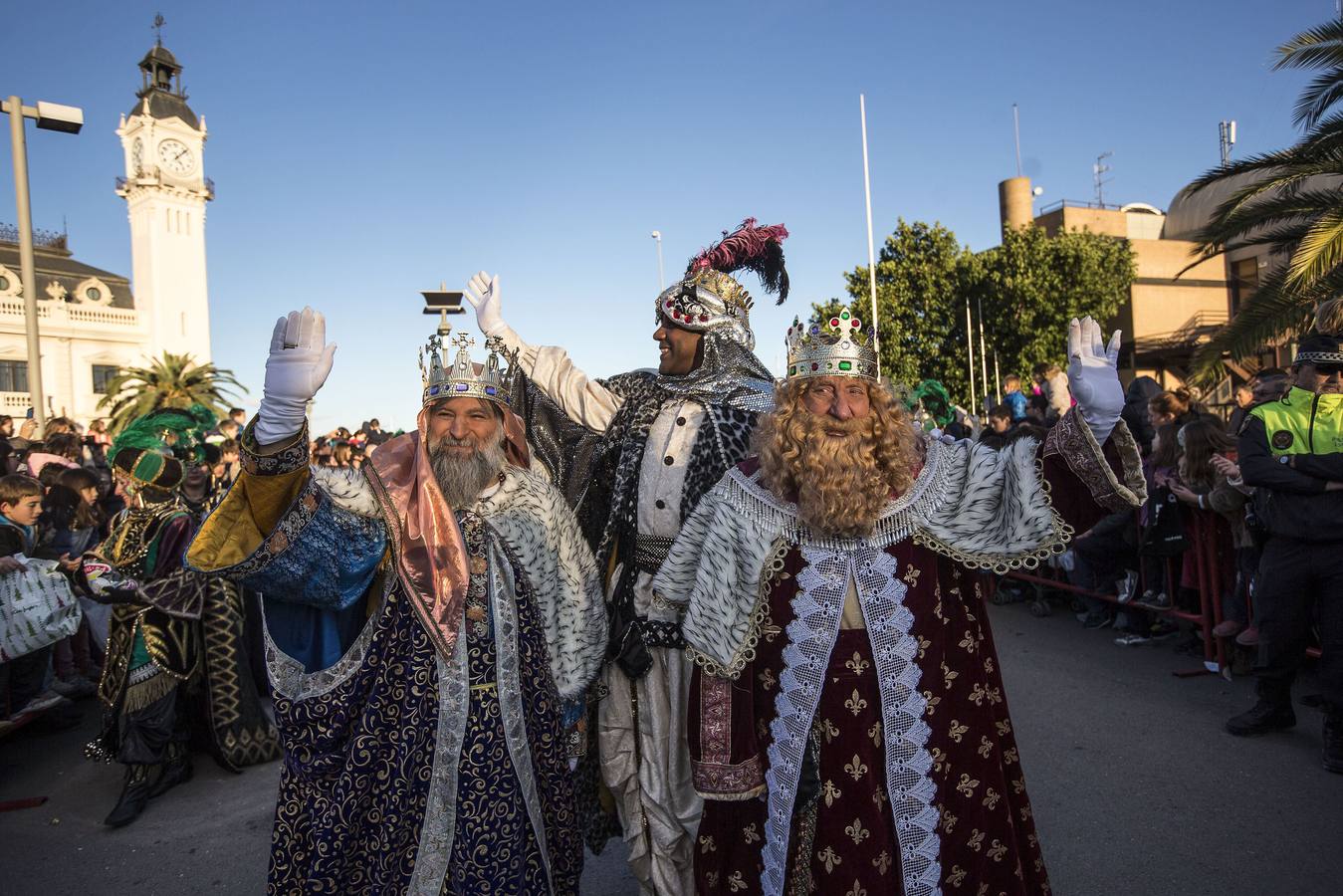 12. Los Reyes Magos saludan a los cientos de niños que les esperaban esta tarde en el Puerto de Valencia