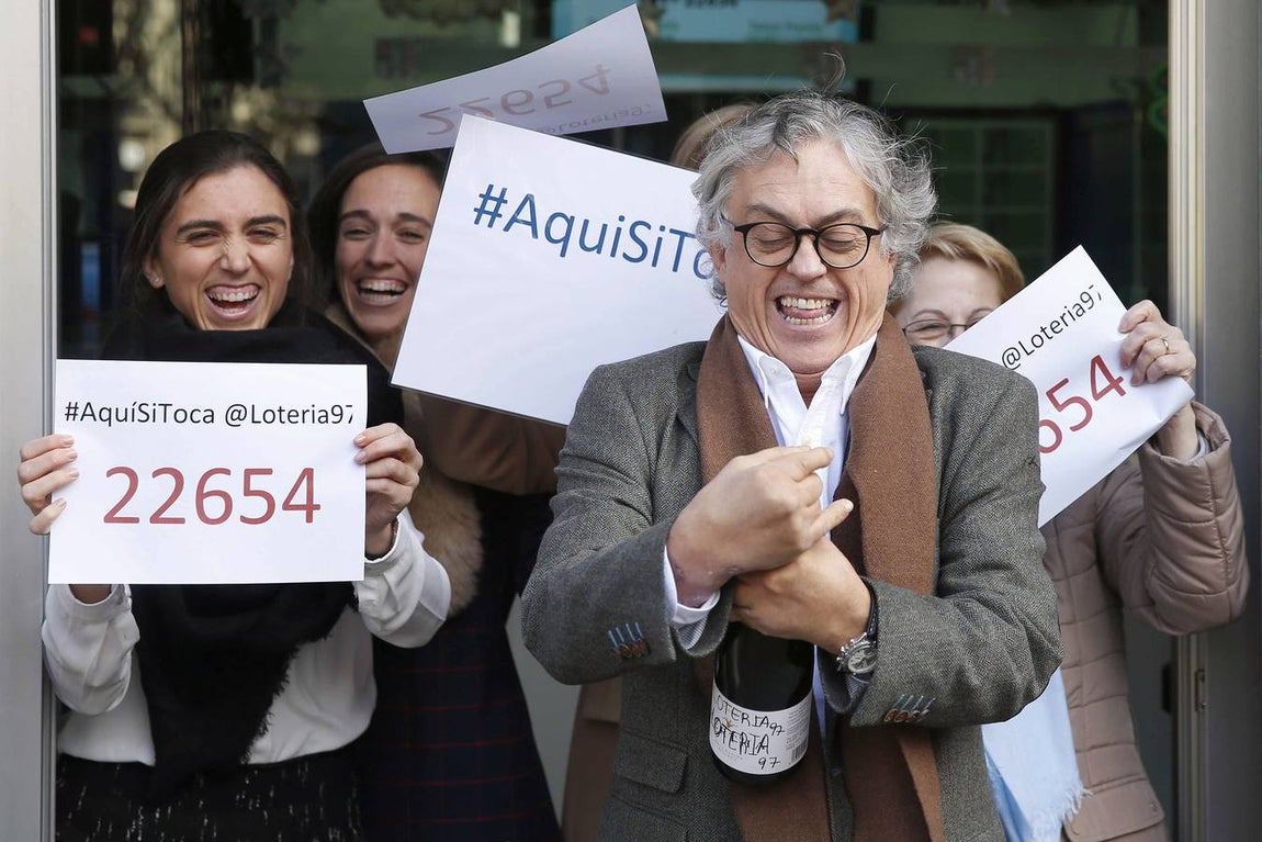 2. El titular de la administración número 97 de Barcelona, Pedro Fortuño, celebra los décimos del número 22.564, agraciado hoy con el primer premio del sorteo de lotería de El Niño