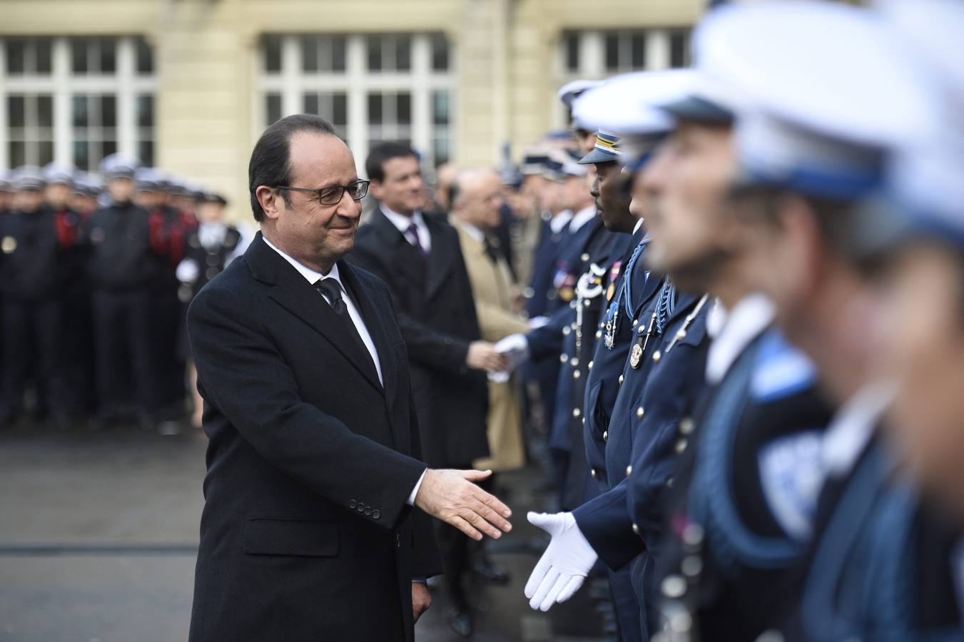El presidente de Francia saluda a las fuerzas de seguridad del Estado durante el primer aniversario del atentado Charlie Hebdo