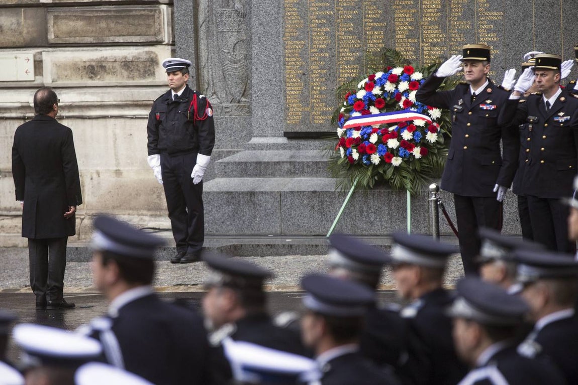 Hollande, en una ceremonia celebrada en la sede de la Policía en París, rindió tributo a las víctimas del atentado contra el semanario satírico Charlie Hebdo coincidiendo con el primer aniversario del ataque yihadist. 