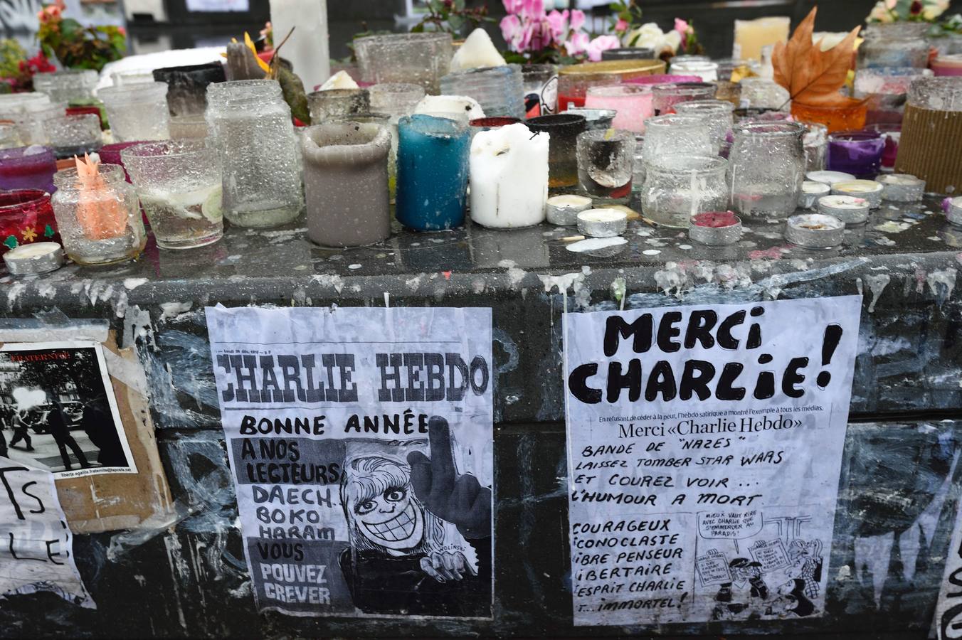 Dibujos recuerdan en la Plaza de la República a las víctimas de la revista satírica francesa