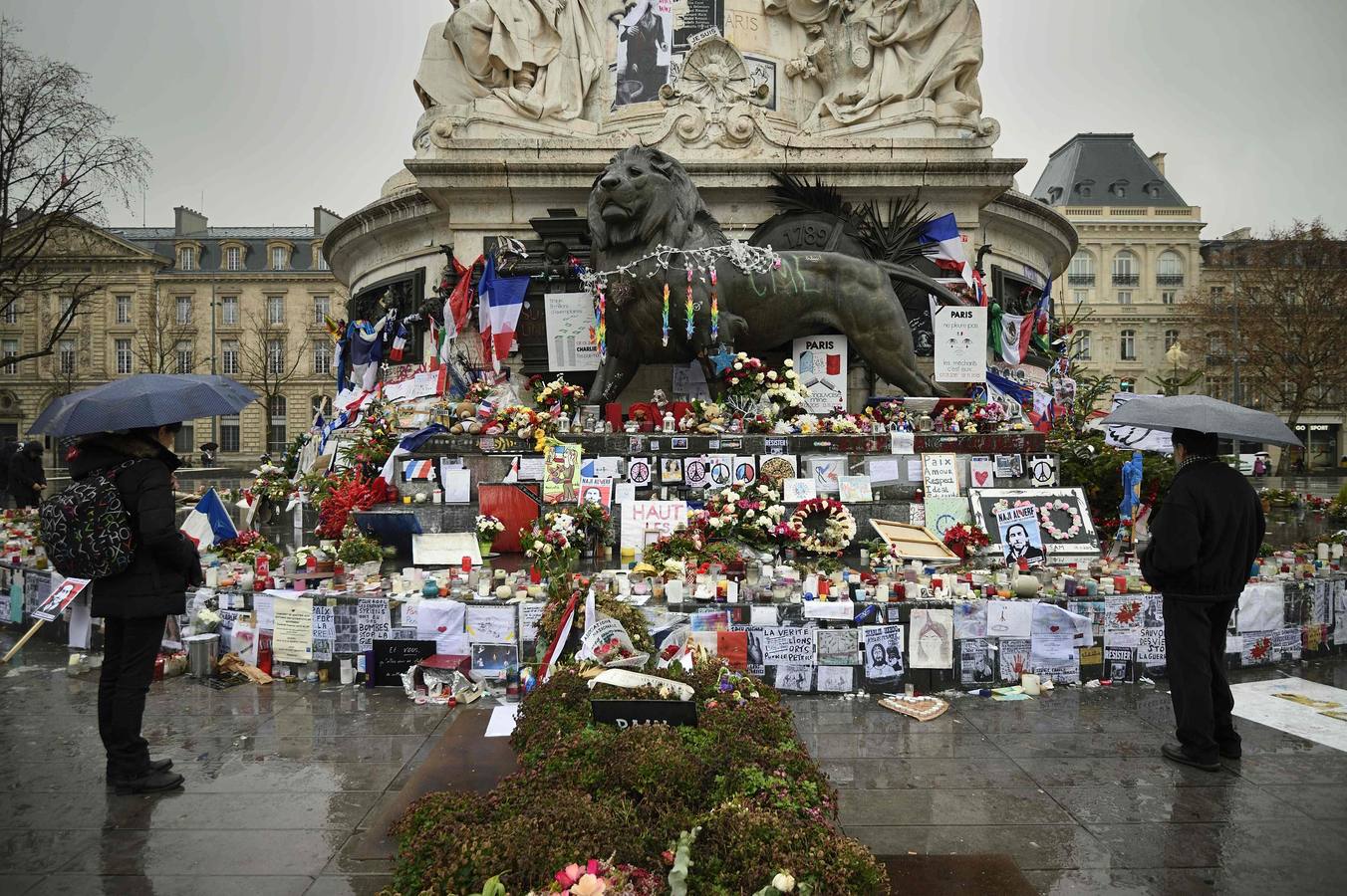 La Plaza de la República conmemora el primer aniversario del atentado contra Charlie Hebdo. 