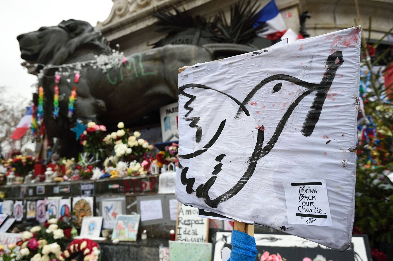 La Plaza de la República conmemora el primer aniversario del atentado contra Charlie Hebdo