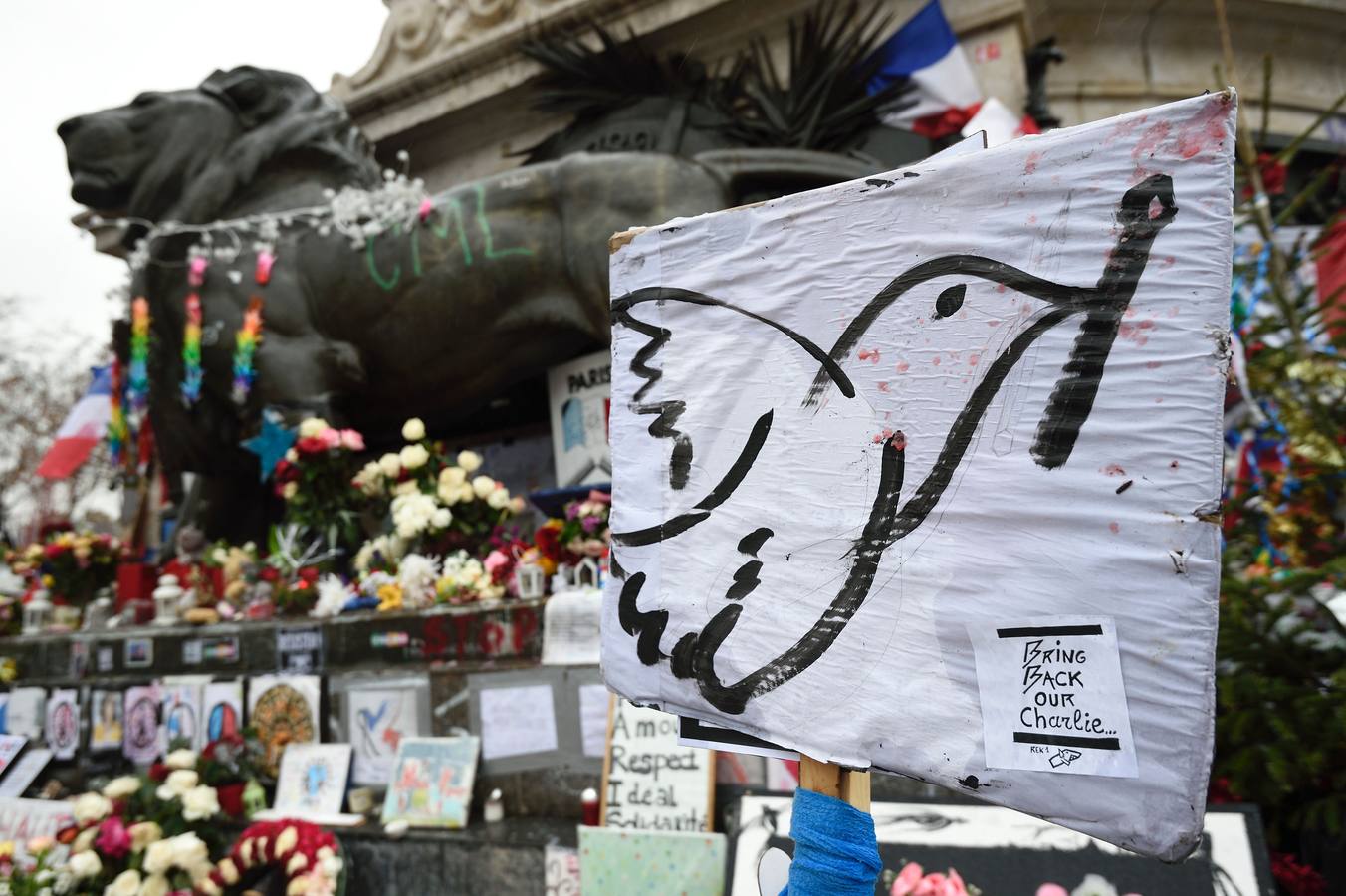 La Plaza de la República conmemora el primer aniversario del atentado contra Charlie Hebdo. 