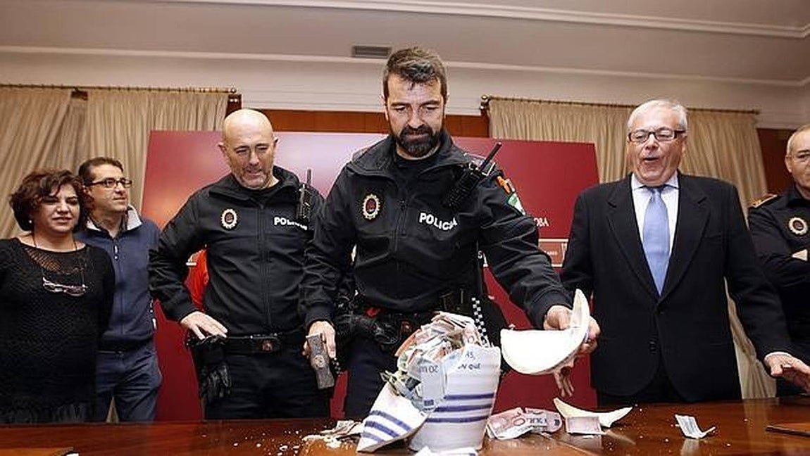 La Policía Local prepara sus juguetes solidarios para hijos de mujeres maltratadas. 