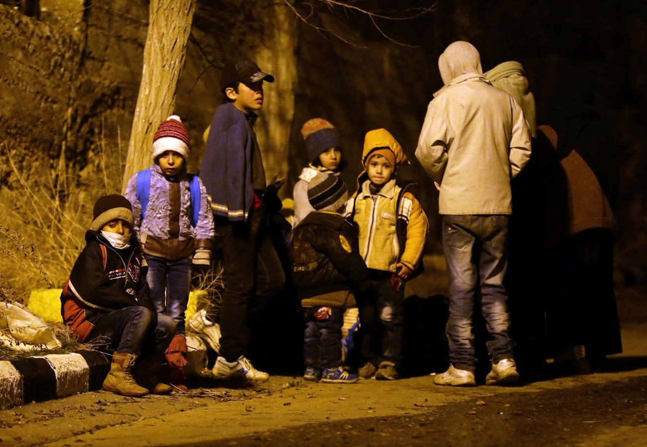 Niños sirios esperan en las afueras de Madaya, después de ser evacuados de la ciudad.. 