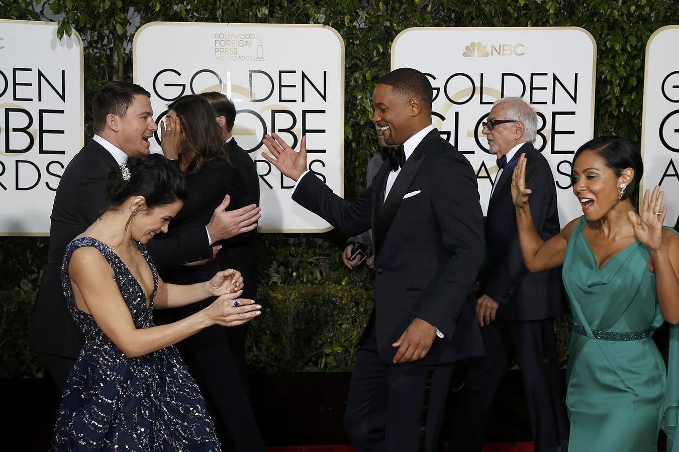 Channing Tatum y Jenna Dewan-Tatum saludan a Will Smith y Jada Pinkett Smith sobre la alfombra. 