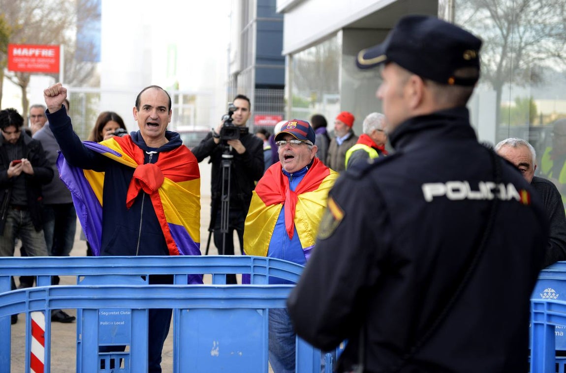 Las mejores imágenes del primer día del juicio oral del Caso Noós. Una concentración republicana apenas ha logrado concentrar a la puerta del tribunal a una decena de personas