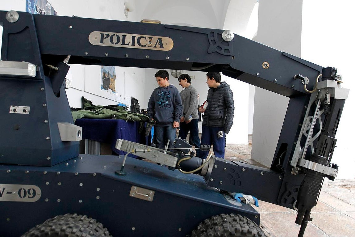 La Diputación acoge desde este lunes una muestras del archivo del Cuerpo de Seguridad, con sede en Ávila, en el que se incluyen el arma del asesino de la catana y la caja-bomba de puros que ETA le mandó a Carlos Herrera