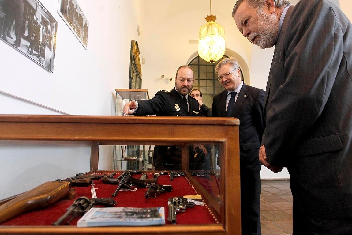 La Diputación acoge desde este lunes una muestras del archivo del Cuerpo de Seguridad, con sede en Ávila, en el que se incluyen el arma del asesino de la catana y la caja-bomba de puros que ETA le mandó a Carlos Herrera