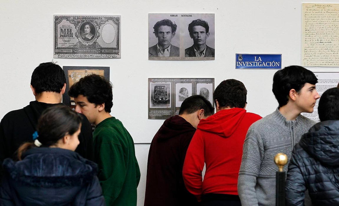 La Diputación acoge desde este lunes una muestras del archivo del Cuerpo de Seguridad, con sede en Ávila, en el que se incluyen el arma del asesino de la catana y la caja-bomba de puros que ETA le mandó a Carlos Herrera