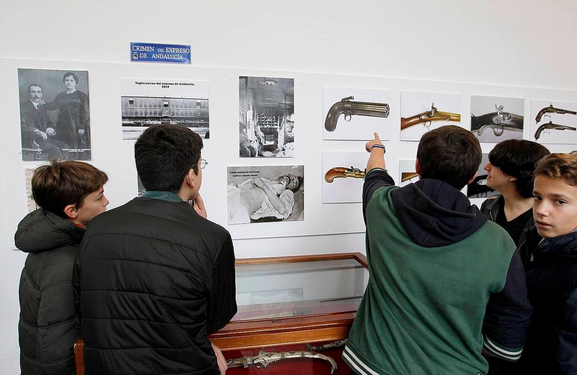 La Diputación acoge desde este lunes una muestras del archivo del Cuerpo de Seguridad, con sede en Ávila, en el que se incluyen el arma del asesino de la catana y la caja-bomba de puros que ETA le mandó a Carlos Herrera