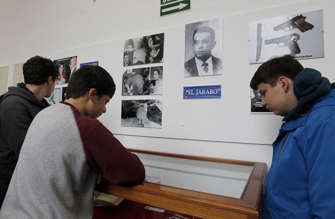 La Diputación acoge desde este lunes una muestras del archivo del Cuerpo de Seguridad, con sede en Ávila, en el que se incluyen el arma del asesino de la catana y la caja-bomba de puros que ETA le mandó a Carlos Herrera