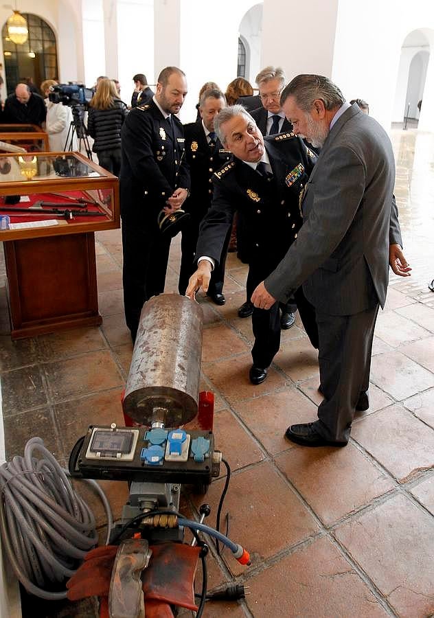 La Diputación acoge desde este lunes una muestras del archivo del Cuerpo de Seguridad, con sede en Ávila, en el que se incluyen el arma del asesino de la catana y la caja-bomba de puros que ETA le mandó a Carlos Herrera