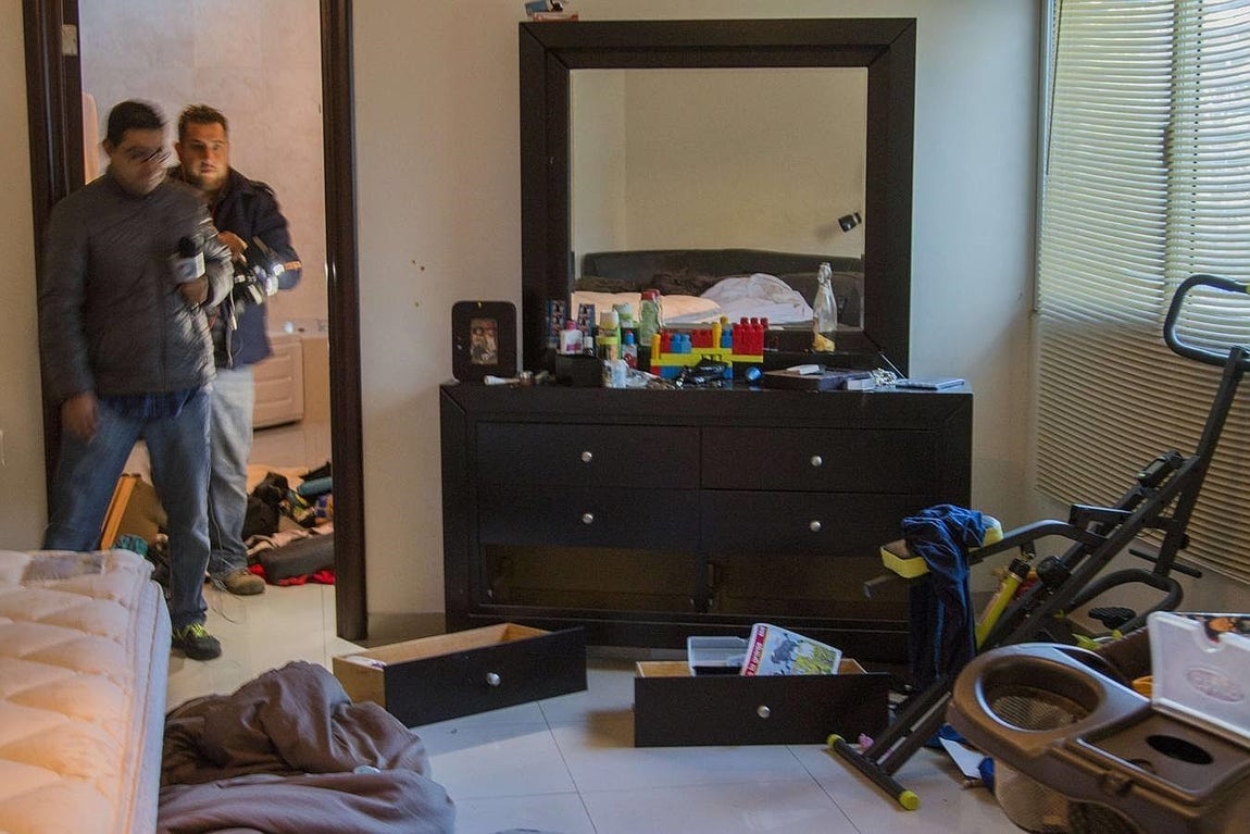 Ropa y zapatillas de marca, jeringas, gasas y medicamentos eran solo algunos de los productos que el narcotraficante guardaba en la habitación.. 