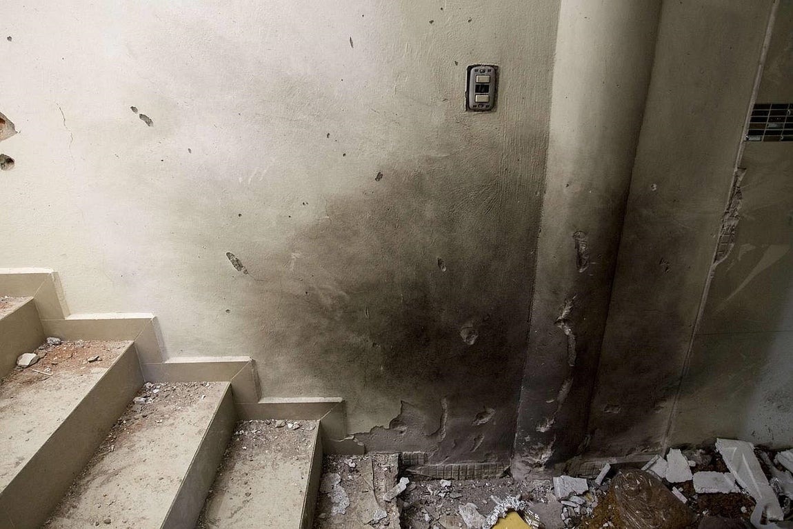 Restos del tiroteo en las escaleras. 