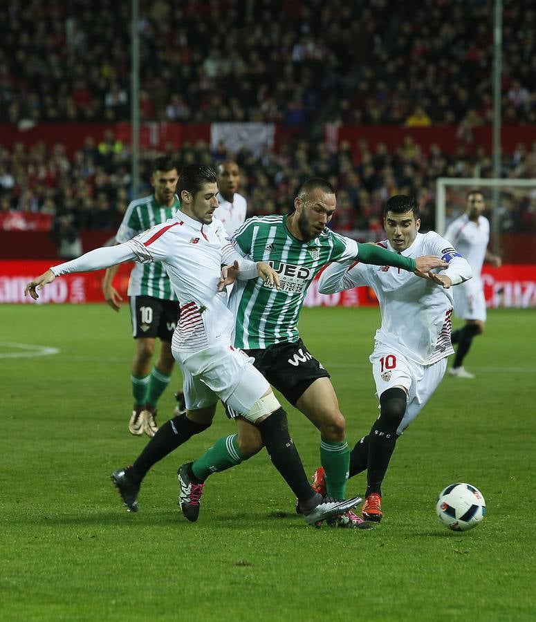 Reyes, Rami, Gameiro y Kakuta fueron los autores de los tantos en una noche de fiesta para el sevillismo