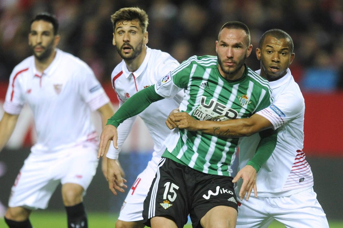 Reyes, Rami, Gameiro y Kakuta fueron los autores de los tantos en una noche de fiesta para el sevillismo