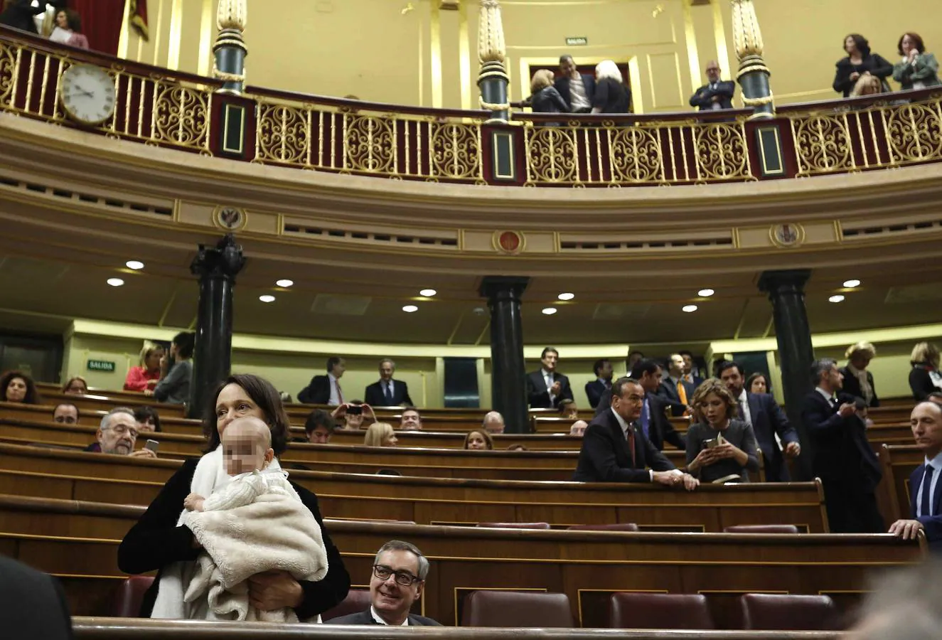 Carolina Bescansa sostiene a su bebé en el Congreso de los Diputados