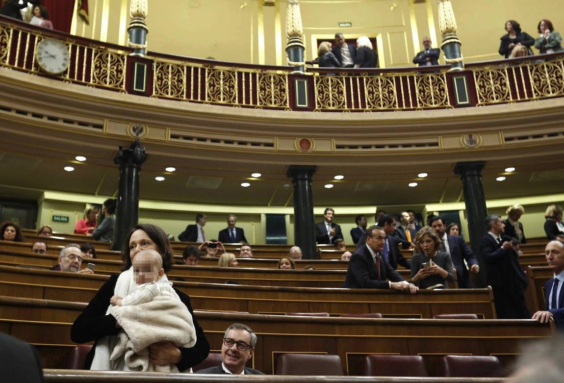 Carolina Bescansa sostiene a su bebé en el Congreso de los Diputados. 