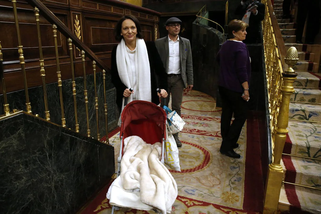 Carolina Bescansa empuja el carrito de su hijo, que ha llevado al Congreso de los Diputados