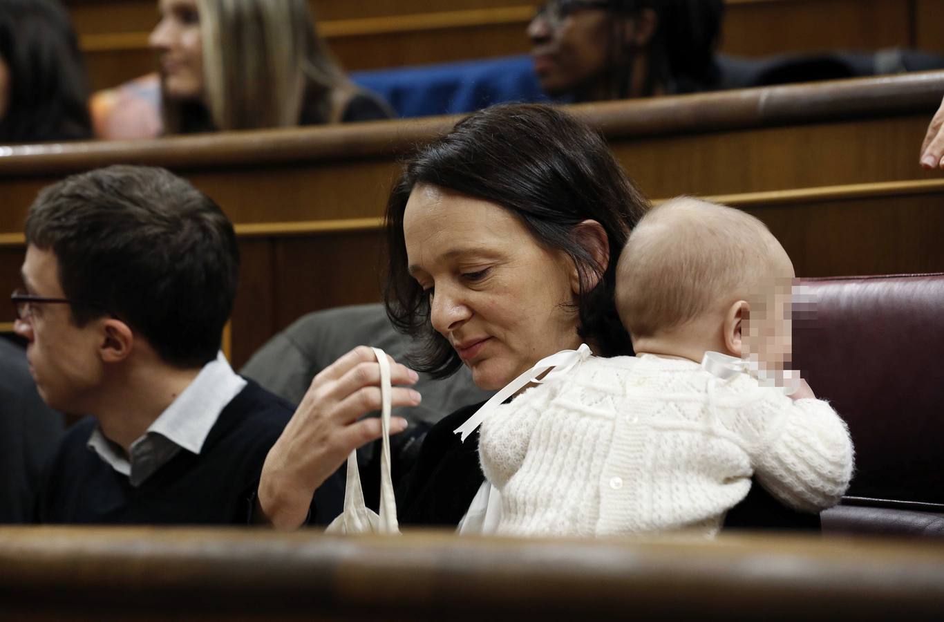 Carolina Bescansa abraza a su bebé en el Congreso de los Diputados. 