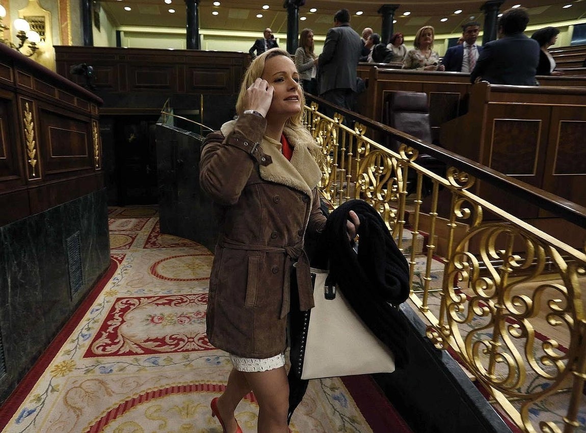 La diputada del PSOE Zaida Cantero a su llegada hoy al Hemiciclo. 