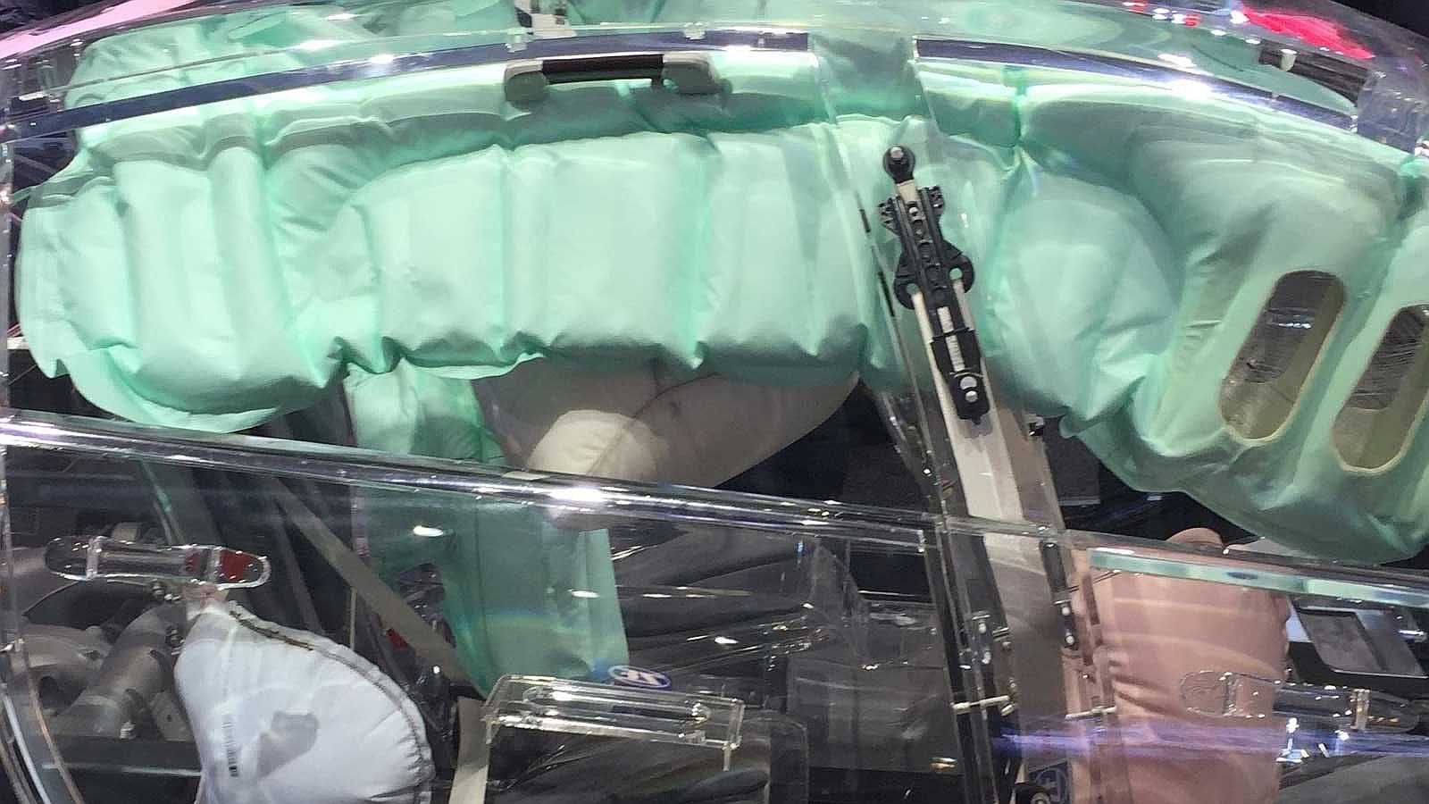 ZF estudia añadir airbags para las rodillas de los ocupantes traseros, en la imagen aún como prototipo