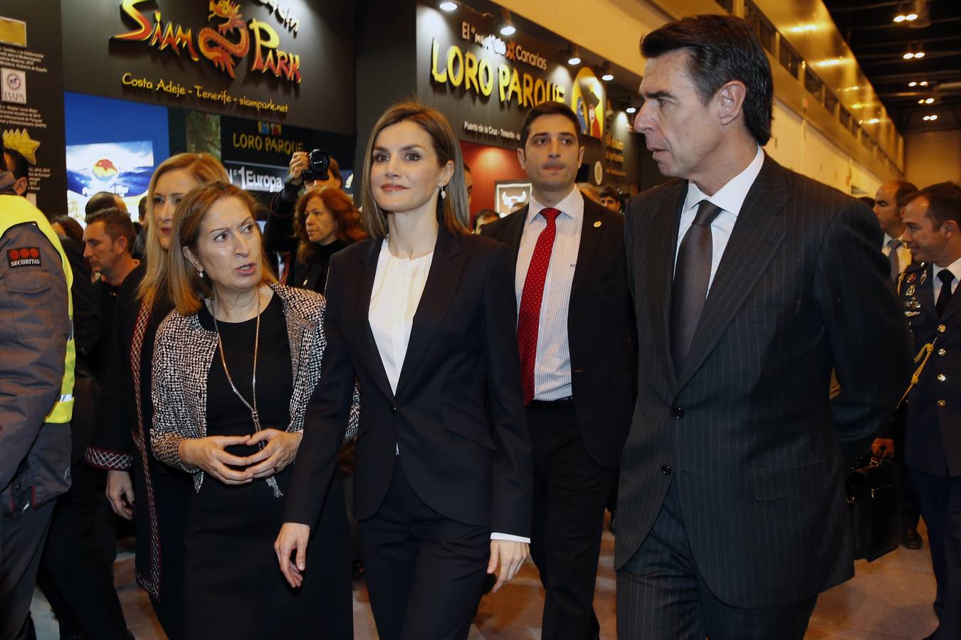 La ministra de Fomento, Ana Pastor, junto a Doña Letizia y José Manuel Soria