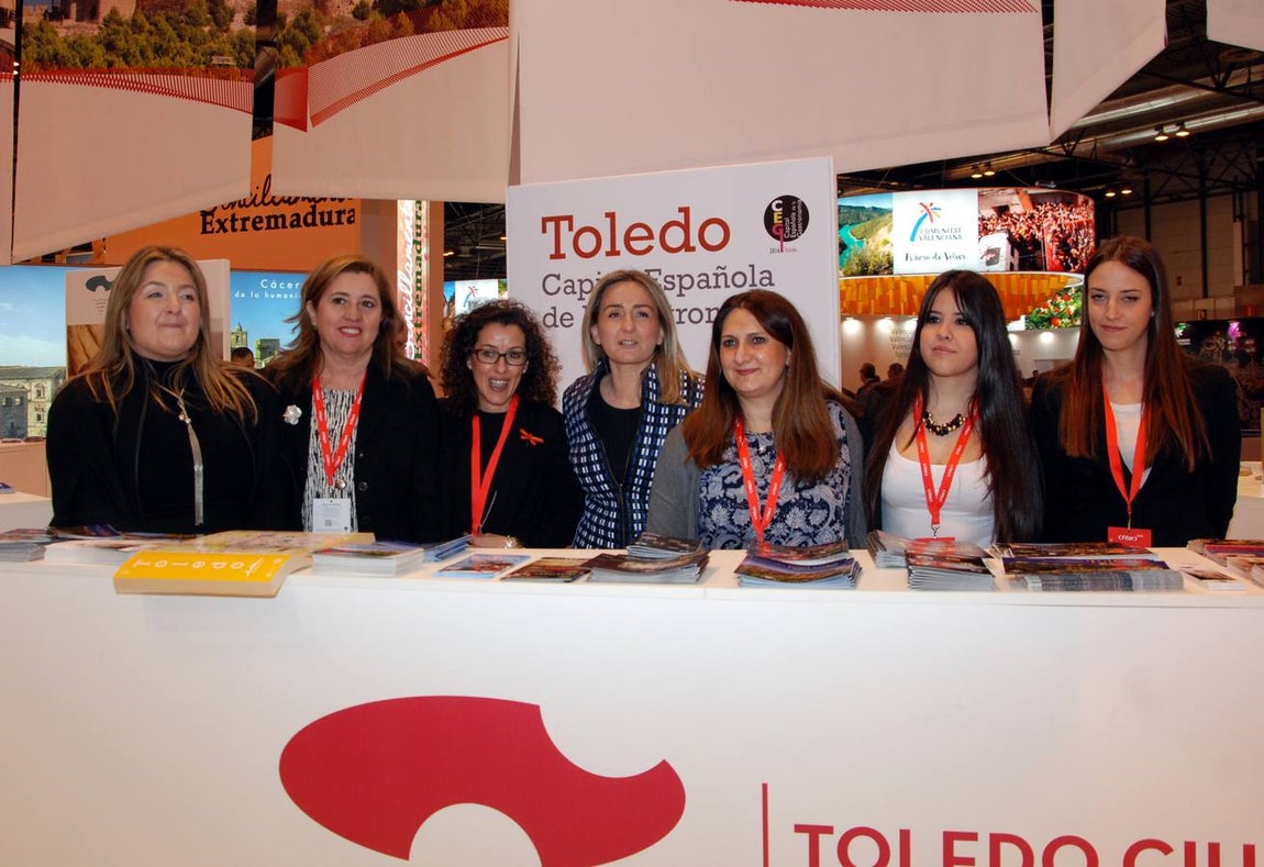 La alcaldesa de Toledo, Milagros Tolón, en el centro. 