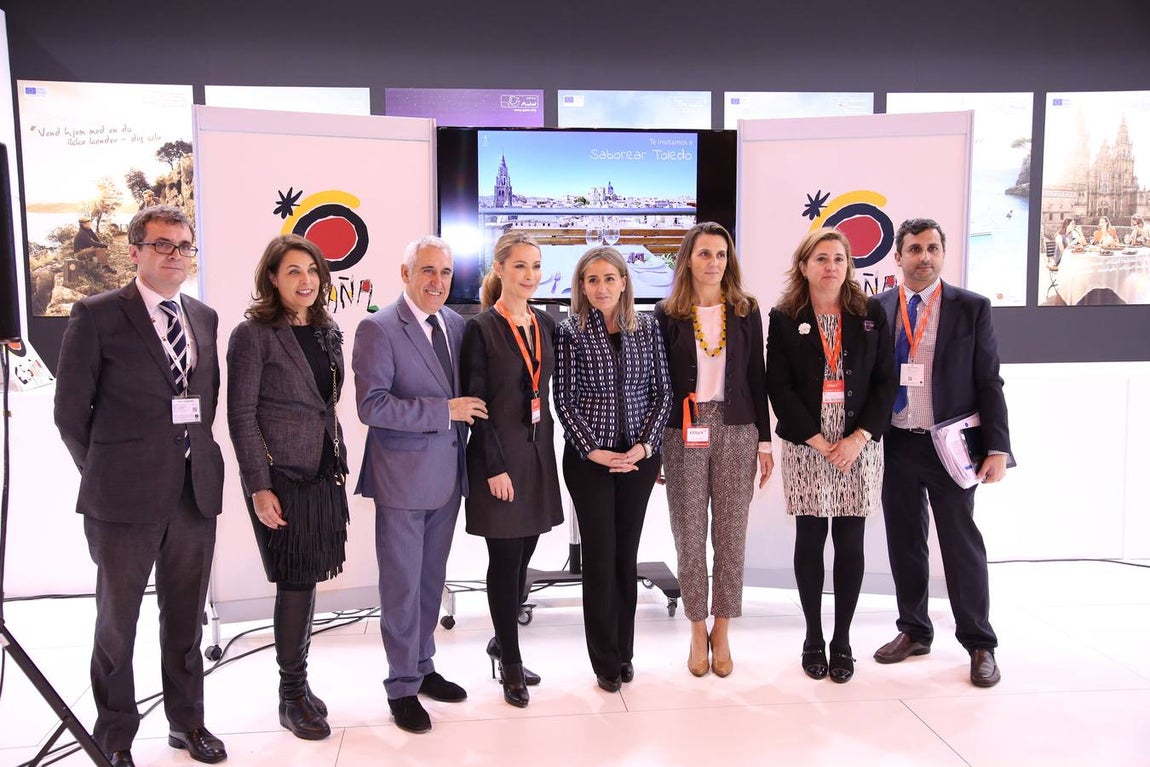 Tolón con hosteleros y la concejal de Turismo. 