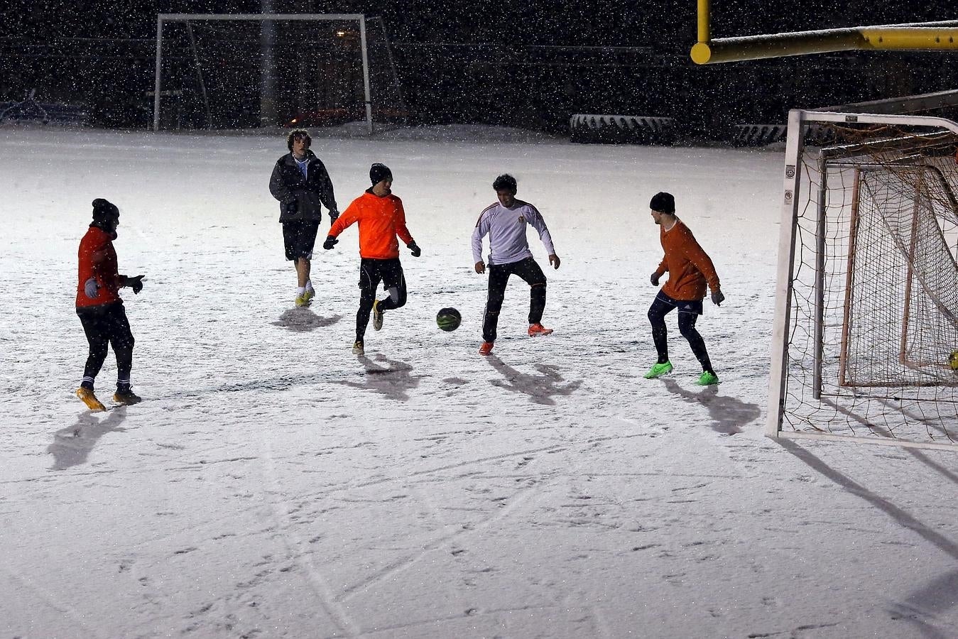 La tormenta de nieve «Jonas» altera la rutina en Washington. Varios jóvenes desafían al frío y la nieve y juegan al fútbol sobre la nieve