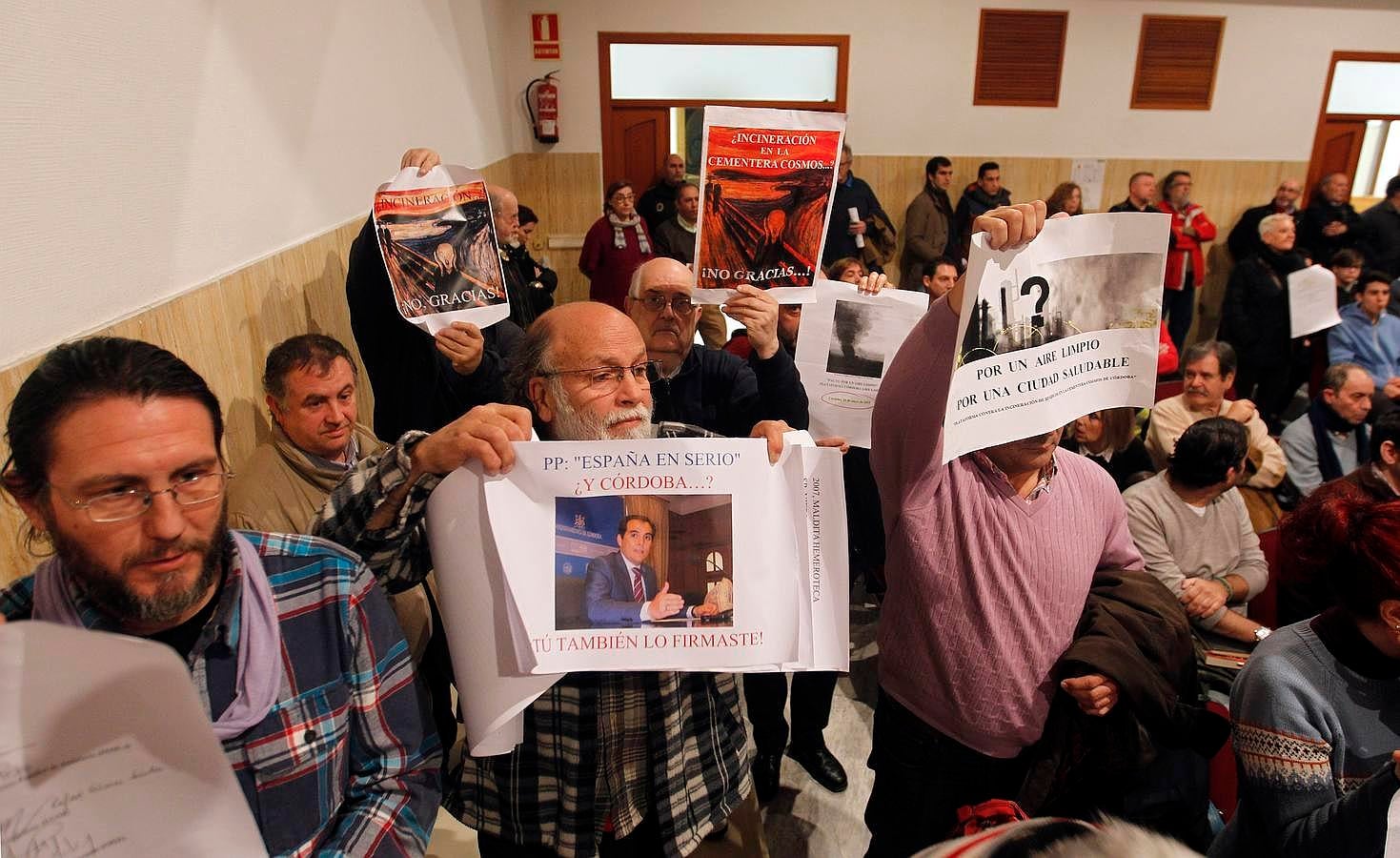 Aficionados taurinos protestan en el Ayuntamiento tras el anuncio de la Alcaldesa. 