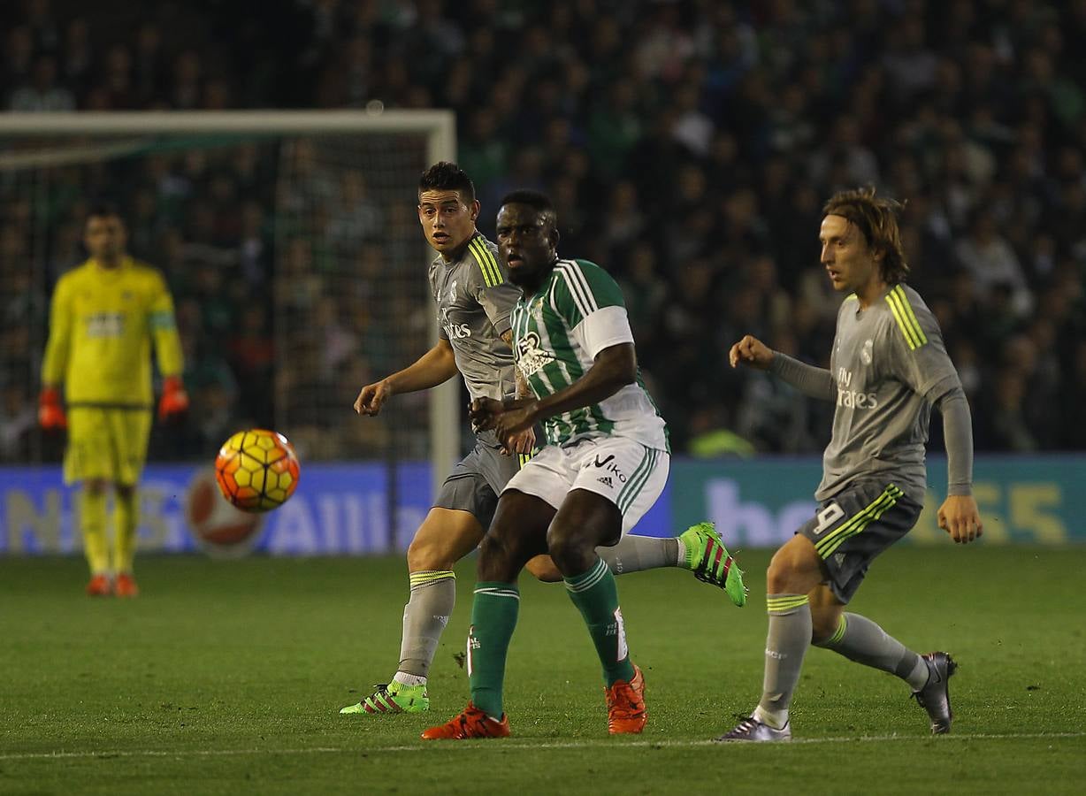 El guardameta bético Adán contuvo al equipo de Zidane, que igualó el partido con un gol en fuera de juego